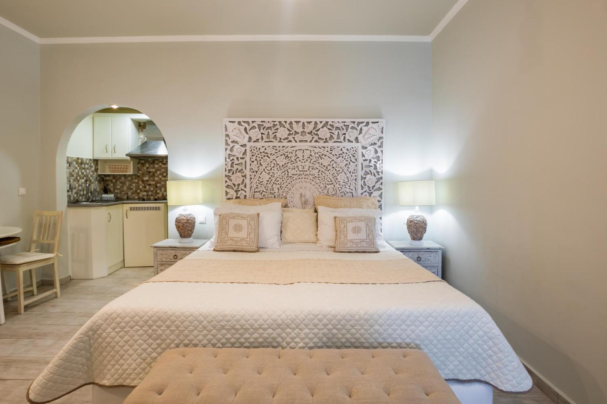 Le Grand Bleu Studios & Apartments Лефкос-Карпату Экстерьер фото