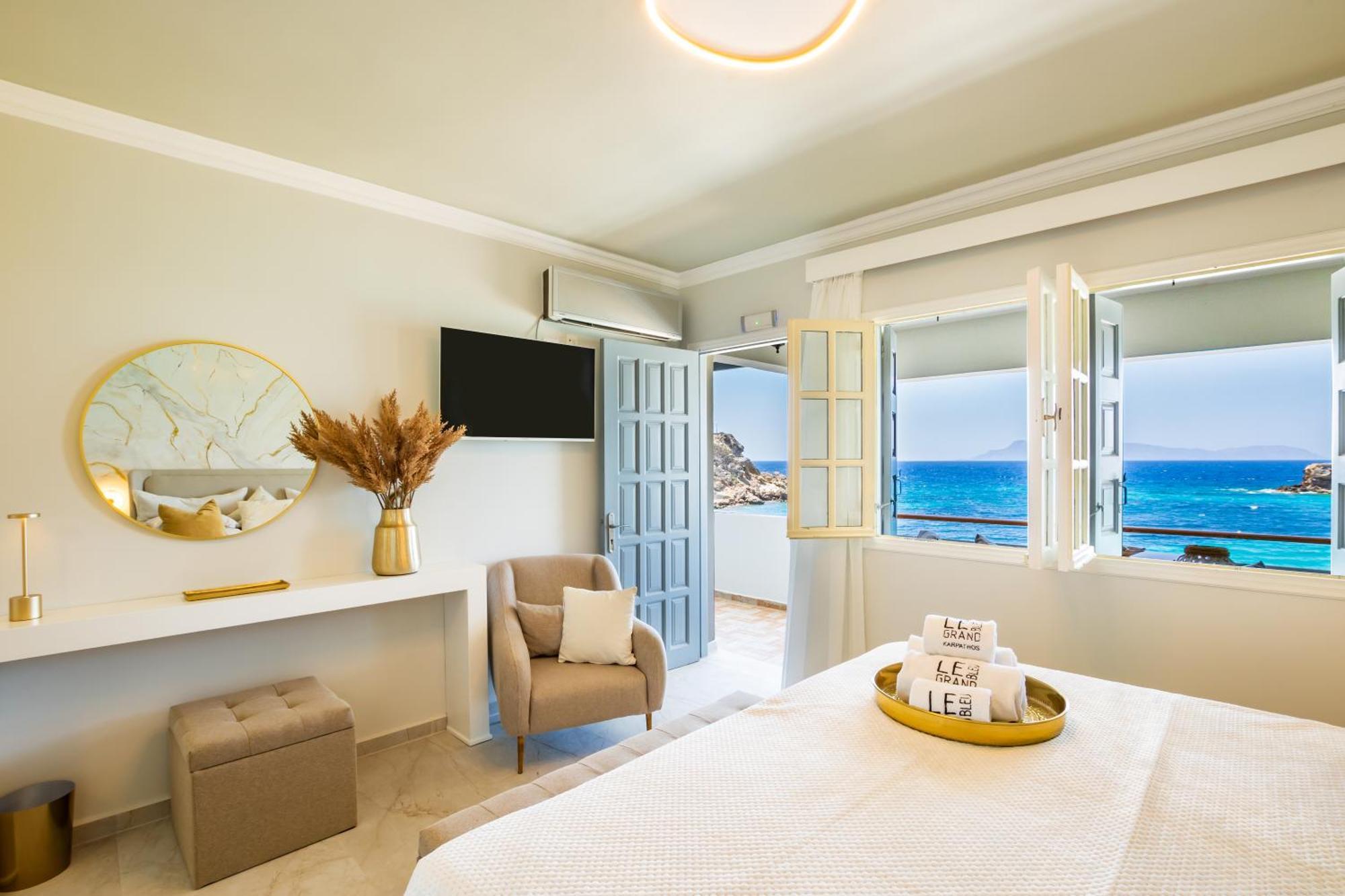 Le Grand Bleu Studios & Apartments Лефкос-Карпату Экстерьер фото